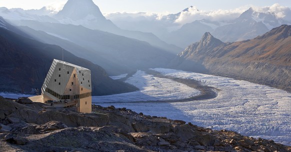 The Monte Rosa Hut of the Swiss Alpine Club (SAC) on the Gorner Glacier near Zermatt in the canton of Valais, Switzerland, pictured on October 2, 2009. Background: Matterhorn mountain. (KEYSTONE/Marti ...