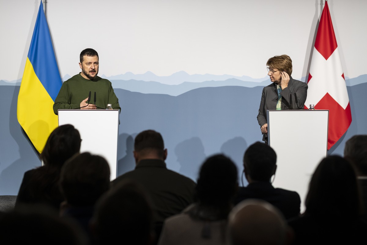 Swiss Federal President Viola Amherd, right, and Volodymyr Zelenskyy, President of Ukraine, hold a media conference after bilateral talks, on Monday, January 15, 2024 in Kehrsatz near Bern, Switzerlan ...