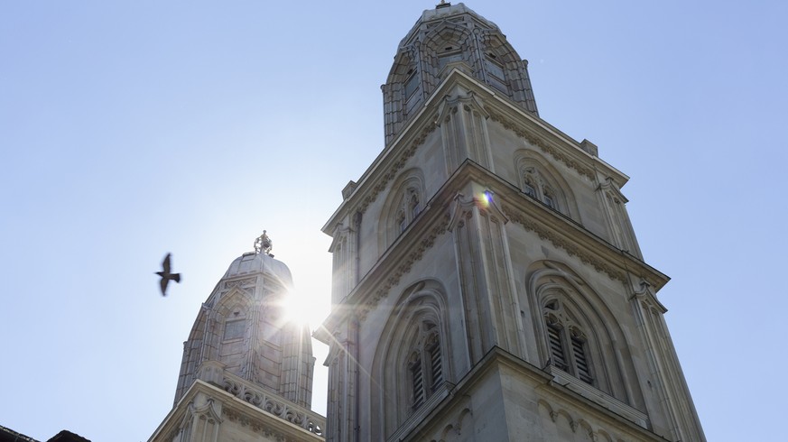 Low angle shot of the towers and cupola of the Romanesque-style Protestant church Grossmuenter (engl. great minister) in Zurich, Switzerland, on June 22. 2016. (KEYSTONE/Gaetan Bally)

Froschperspekti ...