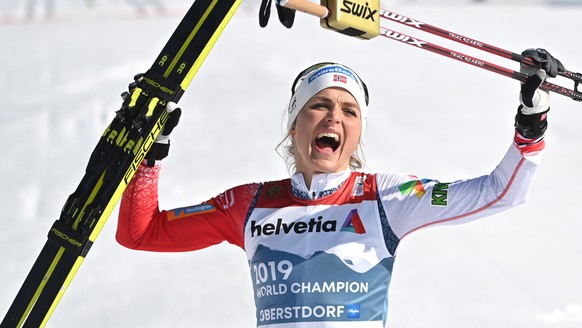 epa09056330 Therese Johaug of Norway celebrates winning the Cross Country Women 30km event at the FIS Nordic World Ski Championships 2021 in Oberstdorf, Germany, 06 March 2021. EPA/PHILIPP GUELLAND