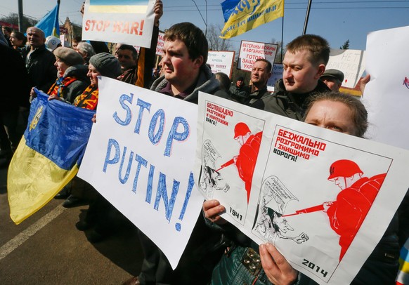 Ukrainische Demonstranten fordern von Putin, dass sich Russland nicht in innere Angelegenheiten einmischt und sich aus dem Land zurückzieht.