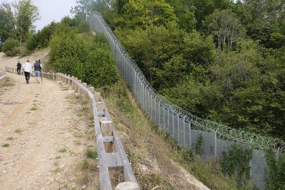 KEYPIX - epa13176103 A border fence stands along the Latvia-Belarus border during Latvian President Edgars Rinkevics' (not pictured) visit near Piedruja, Latvia, 17 August 2026. Rinkevics was bri ...
