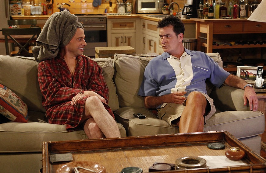 Auf der Bro-Couch: Allen (Jon Cryer, l.) und Charlie (Charlie Sheen) in «Two and a Half Men».&nbsp;