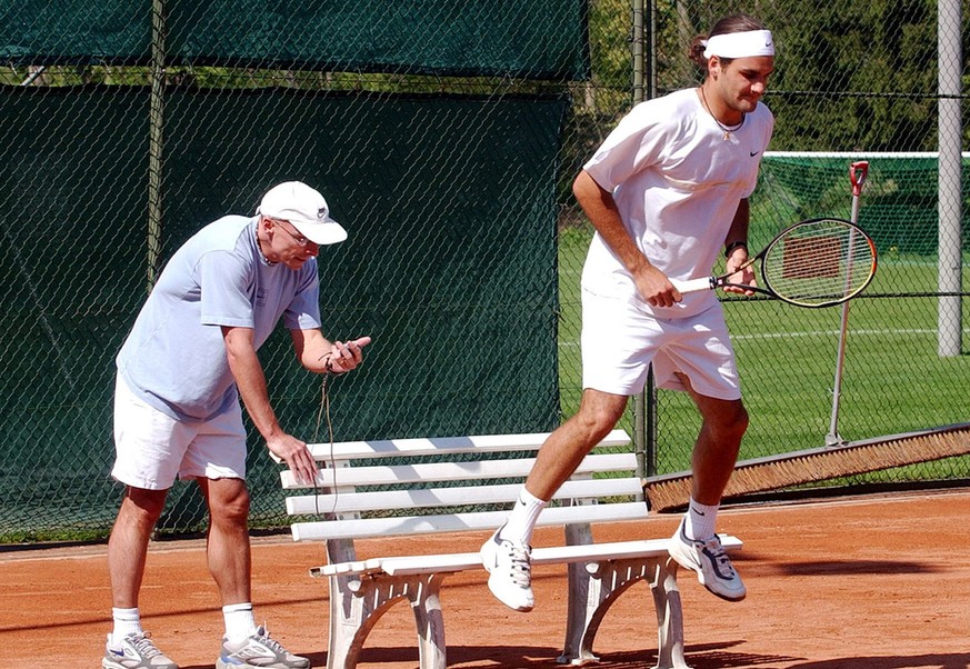 Roger Federer feilt am Freitag, 18. April 2003, zusammen mit seinem Konditionstrainer Pierre Paganini, links, in Allschwil an seiner Kondition. (KEYSTONE/Markus Stuecklin)