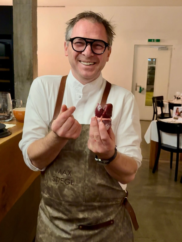 Max Stiegl präsentiert ein Hirschherz.