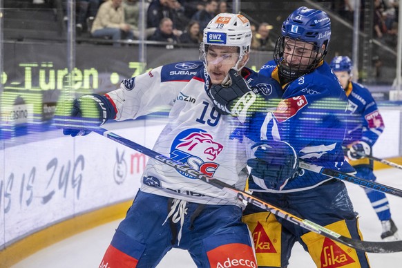 Reto Schaeppi, links, vom ZSC im Spiel gegen Leon Muggli rechts, von Zug beim Eishockey Playoff 1/2 Final, Spiel 2 der National League zwischen dem EV Zug und den ZSC Lions am Mittwoch, 3. April 2024  ...