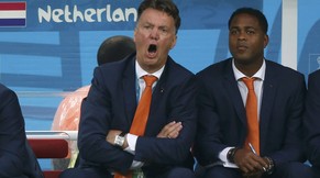 Kluivert (rechts) an der WM als Assistent van Gaals.