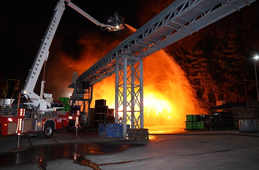 HANDOUT --- Am Samstag, 31. Dezember 2022, kurz vor 20.00 Uhr, ist es in einem Recyclingcenter in Schattdorf zu einem Grossbrand gekommen. Beim Eintreffen der Feuerwehr stand ein Lager von Entsorgungs ...