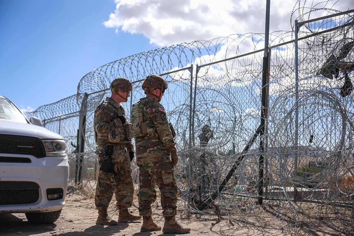 Militaires américains et mexicains collaborent à la frontière.