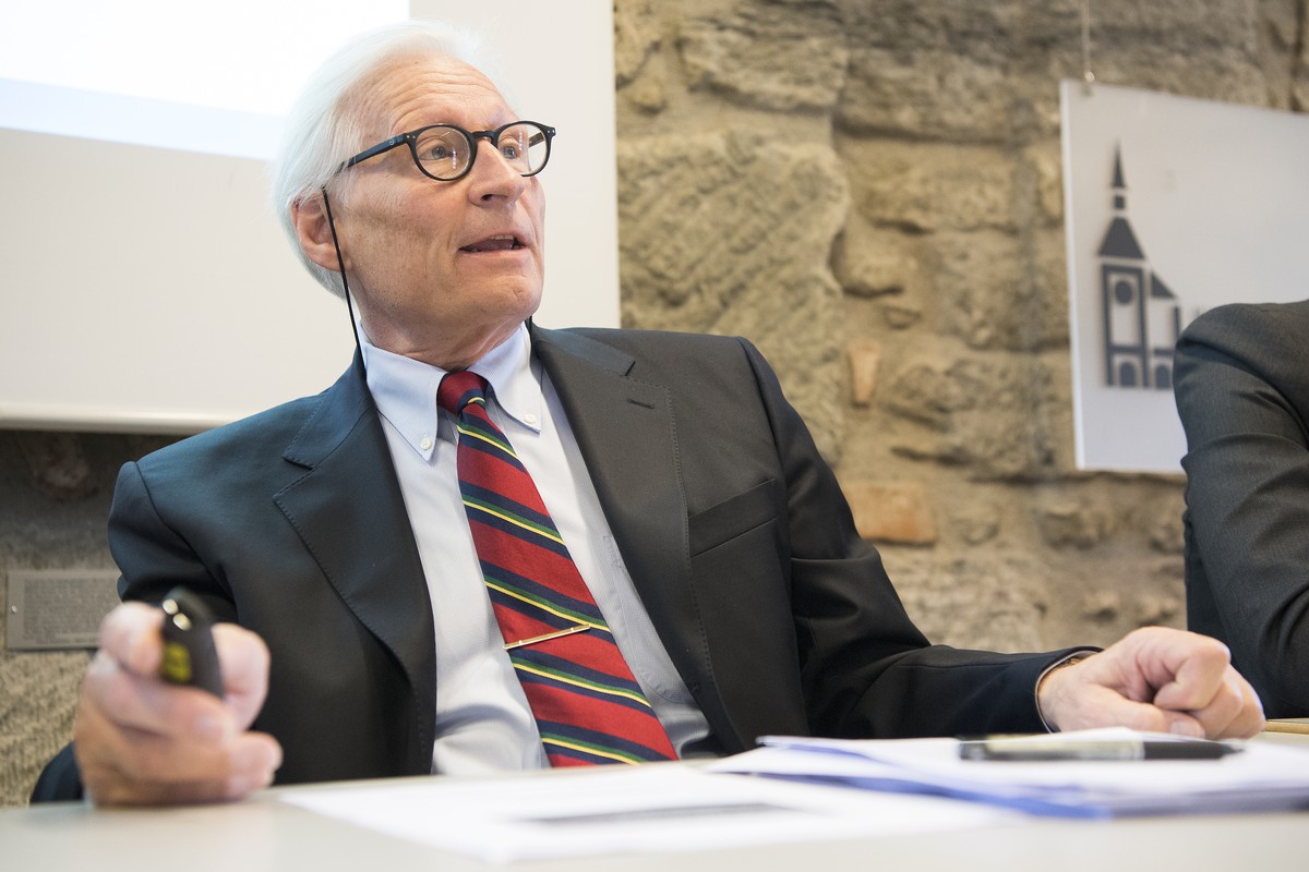 Urs Stoffel, Mitglied des FMHZentralvorstandes, Departementsverantwortlicher Ambulante Versorgung und Tarife, spricht waehrend an einer Medienkonferenz von FMH ueber "Bundesrat gefaehrdet ambulan ...