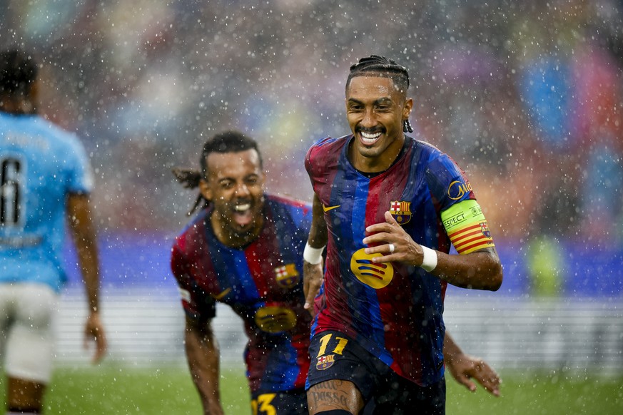 epaselect epa13225760 Barcelona's Raphinha celebrates scoring the 1-0 goal during the UEFA Champions League soccer match between FC Barcelona and Feyenoord Rotterdam, in Barcelona, Spain, 09 Sept ...