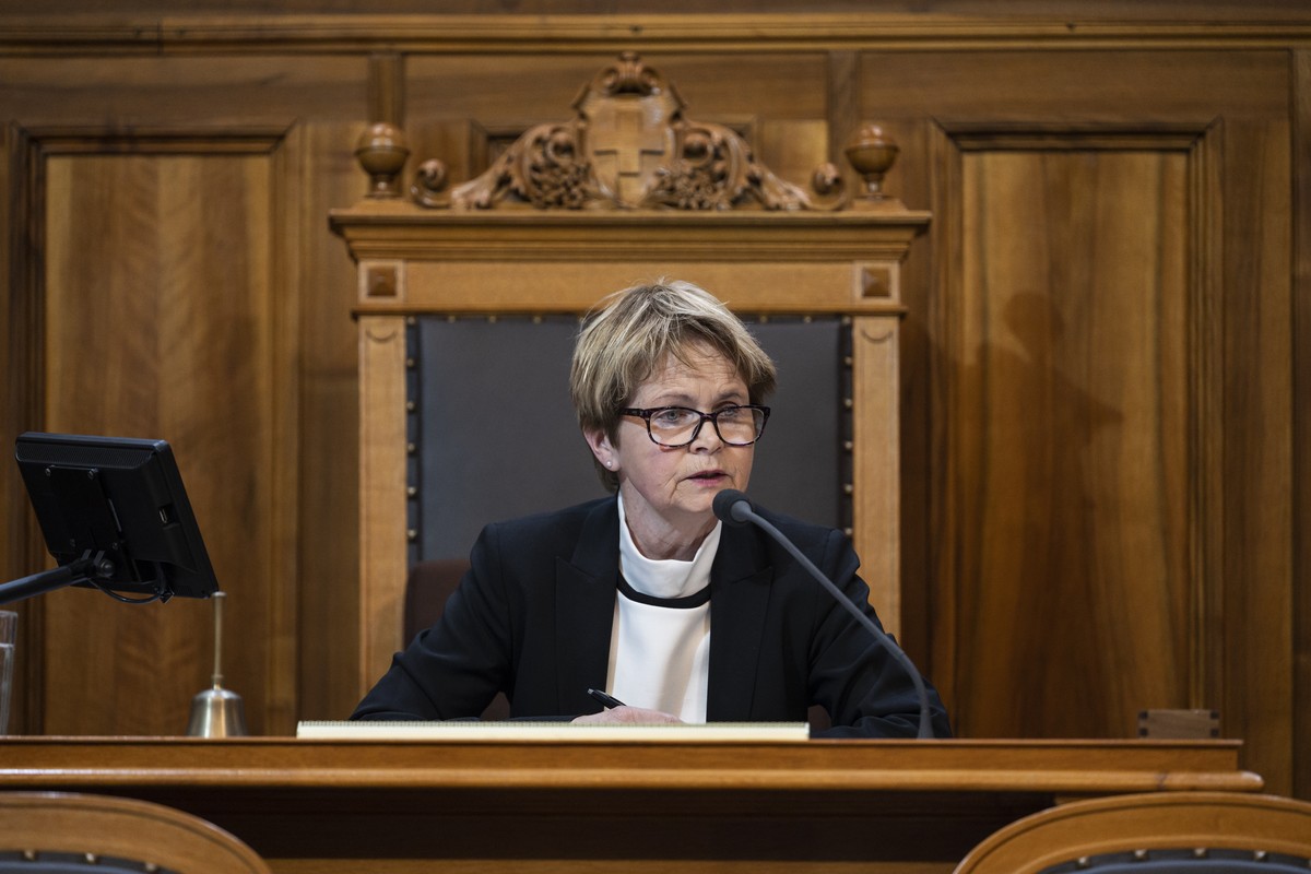 Staenderatspraesidentin Brigitte Haeberli-Koller, Mitte-TG, eroeffnet mit einer kurzen Ansprache zur Situation die ausserordentliche Session der Eidgenoessischen Raete, am Dienstag, 11. April 2023 im  ...