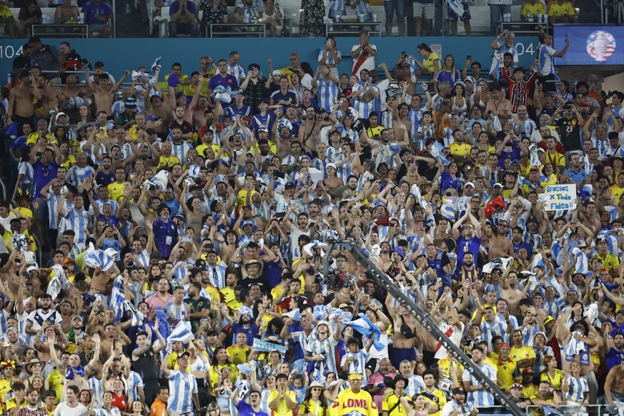 epa11479388 Argentine fans cheer after their team defeated Colombia in extra time during the CONMEBOL Copa America 2024 Final between Argentina and Colombia, in Miami Gardens, Florida, USA, 14 July 20 ...