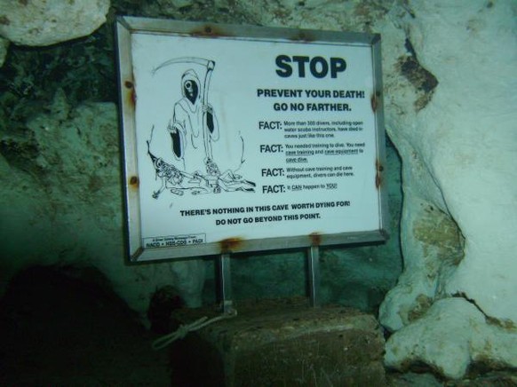 Bis hierhin und nicht weiter – ausser du bist dir der Gefahren bewusst: Schild im Taucherparadies&nbsp;Ginnie Springs Resort in Florida.