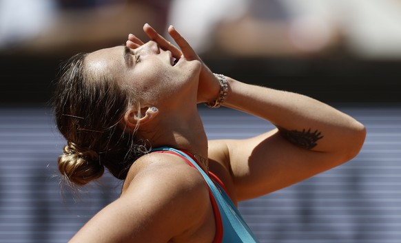 Aryna Sabalenka macht bei der Pantomime gute Figur: Ihre Aufgabe war das Wort «Augentropfen».