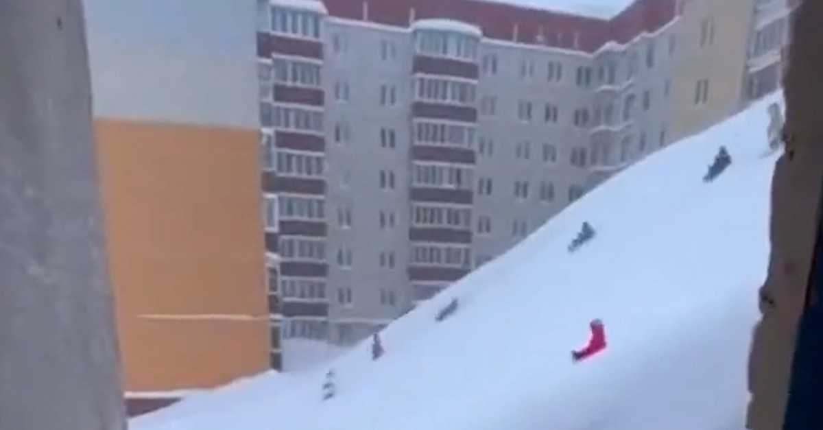 Mehrere-Stockwerke-hoch-Kamtschatka-trotzt-den-Schneemassen