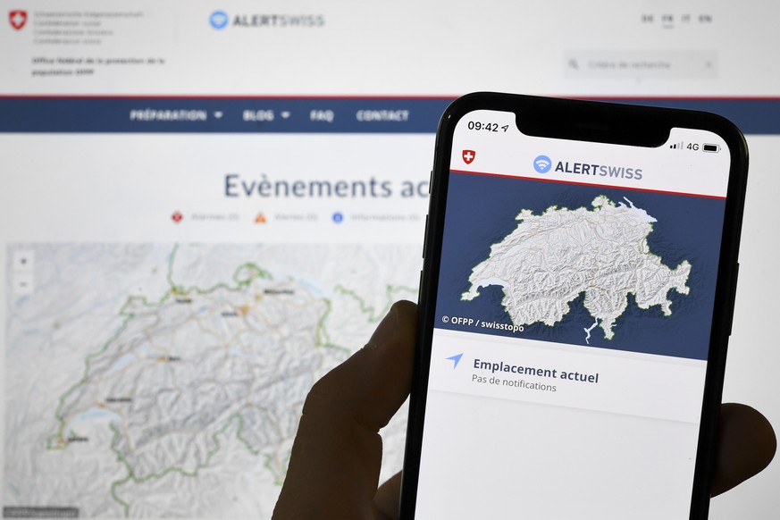 Die Alertswiss-App, fotografiert auf einem Handy vor einer Medienkonferenz zum Thema &quot;Alertswiss: Bund und Kantone eroeffnen neue Wege zur Alarmierung und Information der Bevoelkerung&quot;, am D ...