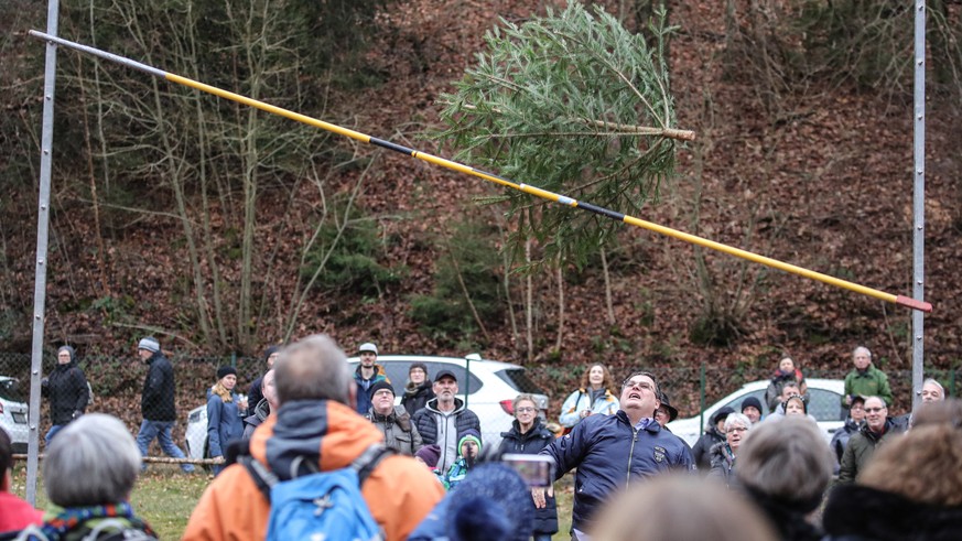 epa08104851 A participant tosses a Christmas tree during the Triathlon World Championships of Christmas tree throwing in Weidenthal, Germany, 05 January 2020. The event takes place for the 18th time.  ...