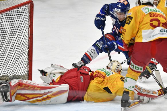 Der Zuercher Pius Suter, rechts, bezwingt den Tigers Torhueter Ivars Punnenovs, links, zum 1-1 Ausgleich beim Eishockeyspiel der National League ZSC Lions gegen die SCL Tigers in Zuerich am Donnerstag ...