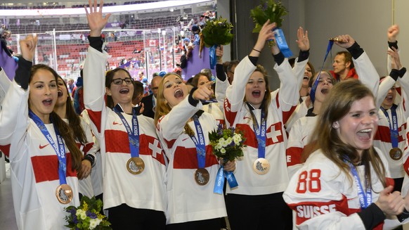 Switzerland&#039;s ice hockey women player Phoebe Staenz, right, celebrates her bronze medal with teamates during the women&#039;s ice hockey victory ceremony at the XXII Winter Olympics 2014 Sochi, a ...