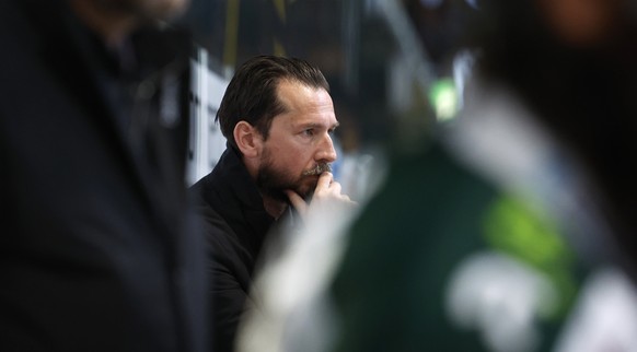 Oltens Trainer Lars Leuenberger, hinten, im 2. Eishockey Playoff Finale der Swiss League zwischen EHC Olten und EHC Kloten, am Mittwoch, 13. April 2022, in Olten. (KEYSTONE/Peter Klaunzer)