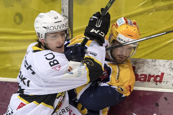 Langenthals Jeff Campbell, rechts, im Duell mit Ajoies Kristian Sileski im ersten Playoff-Halbfinalspiel der National League B zwischen dem SC Langenthal und dem HC Ajoie, am Sonntag, 5. Maerz 2017, i ...