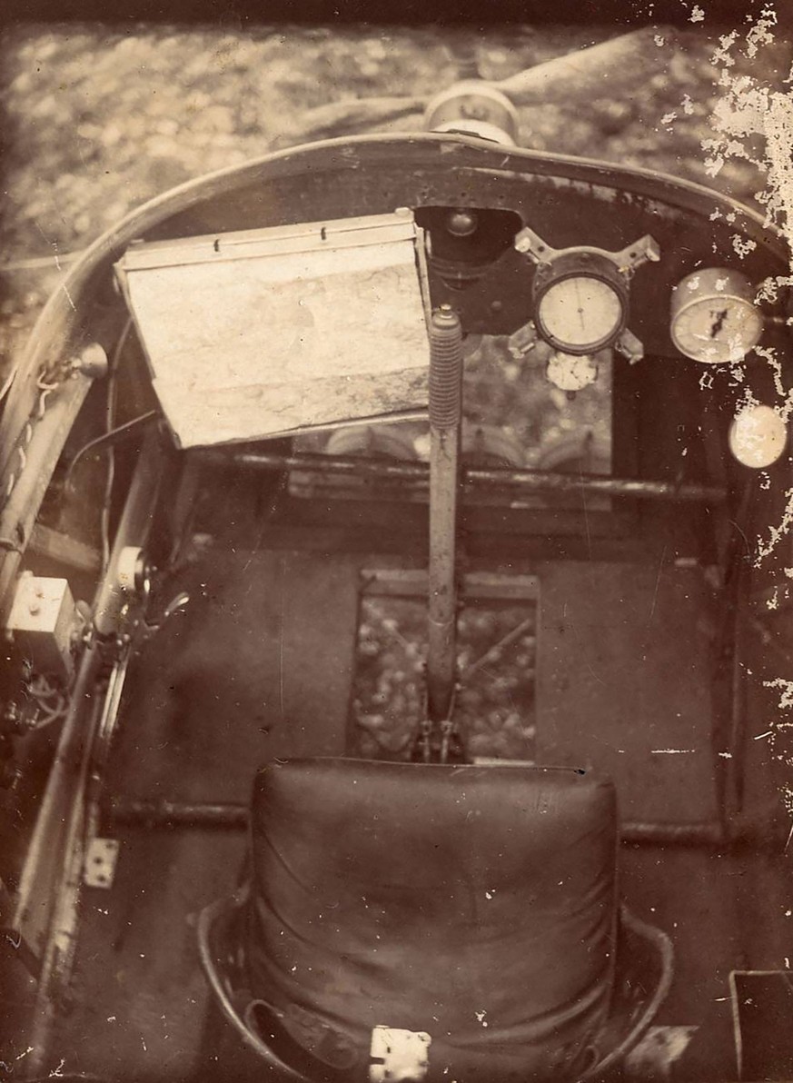 Blick ins Cockpit eines Voisin-Flugzeugs. Das Bild stammt aus dem Jahr 1916.
https://commons.wikimedia.org/wiki/File:Carlingue._Voisin_de_bombardement._Boussole,_compte_tour_du_moteur,_altim%C3%A8tre_ ...