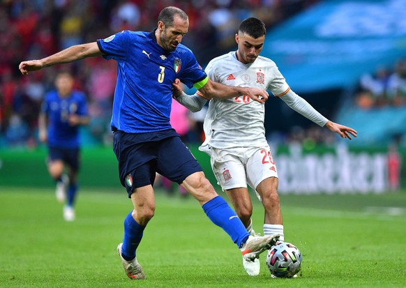 epa09326814 Giorgio Chiellini (L) of Italy in action against Pedri (R) of Spain during the UEFA EURO 2020 semi final between Italy and Spain in London, Britain, 06 July 2021. EPA/Justin Tallis / POOL  ...