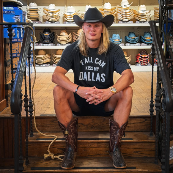 Eigentlich tragen Norweger ja gehörnte Helme. Doch nach dem Achtelfinal-Einzug an der Fussball-WM postete Stürmerstar Erling Haaland dieses Bild von sich mit Cowboyhut: