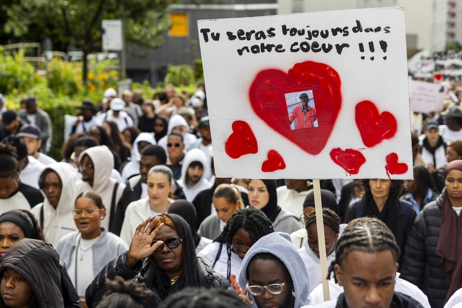 Des personnes prennent part a une marche blanche en hommage a Marvin, decede dimanche dernier alors qu&#039;il fuyait la police en scooter, ce samedi 30 aout 2025 a Lausanne. (KEYSTONE/Salvatore Di No ...