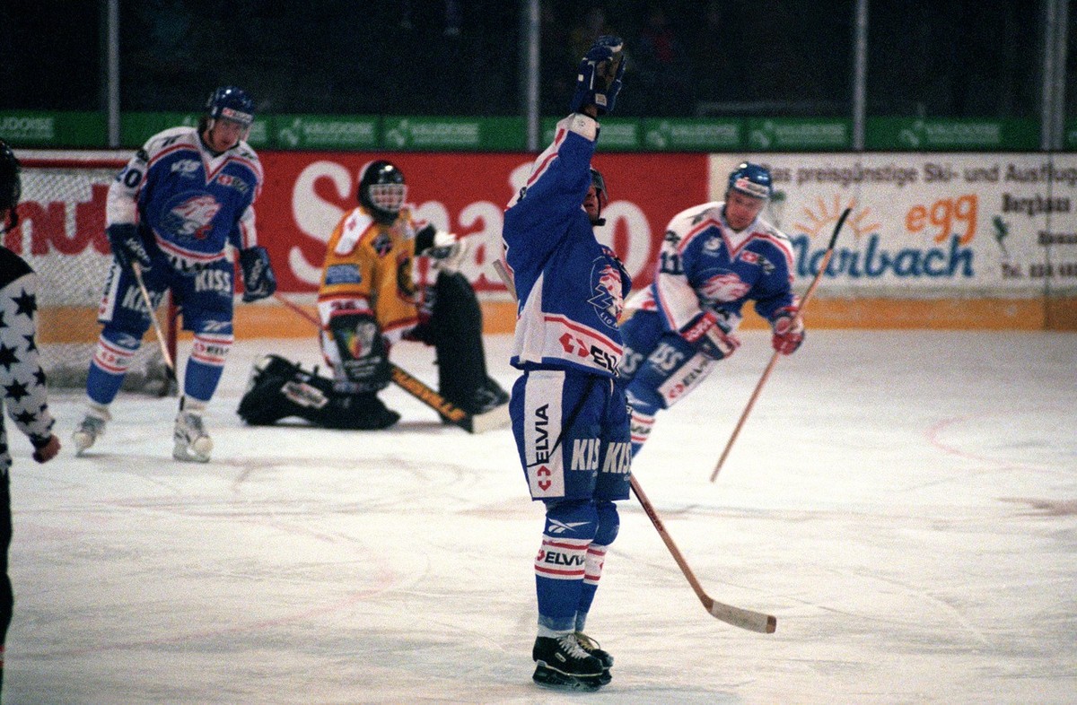 Andreas Zehnder, ZSC, Mitte, widmet sein erstes Tor im Spiel gegen Langnau am Samstag, 5. Dezember 1998 in Langnau seinem verstorbenen Freund Chad Silver. (KEYSTONE/Juerg Mueller)