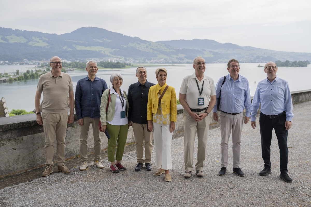 Der Bundesrat posiert fuer ein Gruppenbild vor dem Zuerichsee mit Martin Pfister, Beat Jans, Elisabeth Baume-Schneider, Bundespraesidentin Karin Keller-Sutter, Guy Parmelin, Albert Roesti, und Bundesk ...