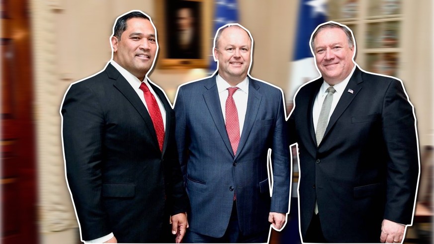 T. Ulrich Brechbühl (Mitte) ist ein langjähriger Wegbegleiter von Aussenminister Mike Pompeo (rechts).