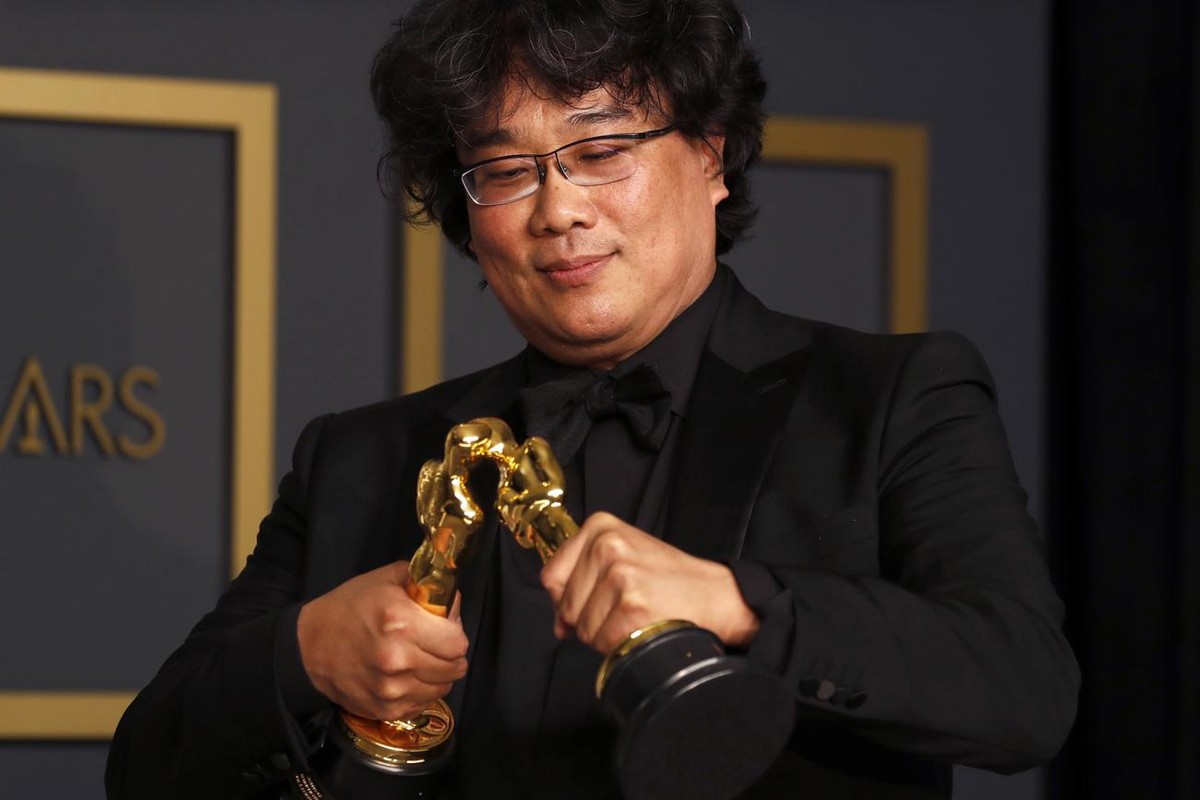 epa08774355 YEARENDER 2020 .ARTS CULTURE ENTERTAINMENT..Bong Joon Ho poses in the press room with the Oscar for Best Directing and Best International Feature Film for 'Parasite' during the 9 ...