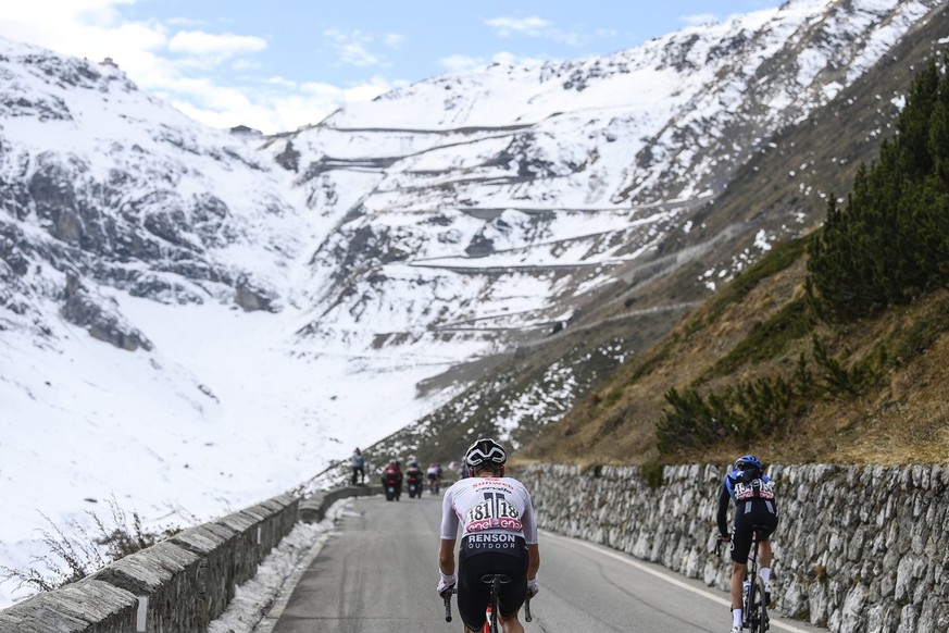 Dutch rider Wilco Kelderman climbs the Stelvio Pass on his way to take the overall lead, during the 18th stage of the Giro d&#039;Italia cycling race from Pinzolo to Laghi di Cancano, northern Italy,  ...