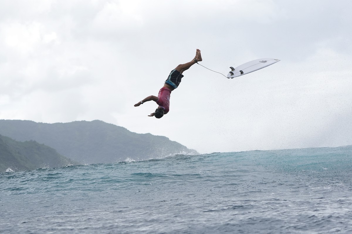 Joao Chianca, of Brazil, kicks off of a wave during the third round of the 2024 Summer Olympics surfing competition Monday, July 29, 2024, in Teahupo'o, Tahiti. (AP Photo/Gregory Bull)