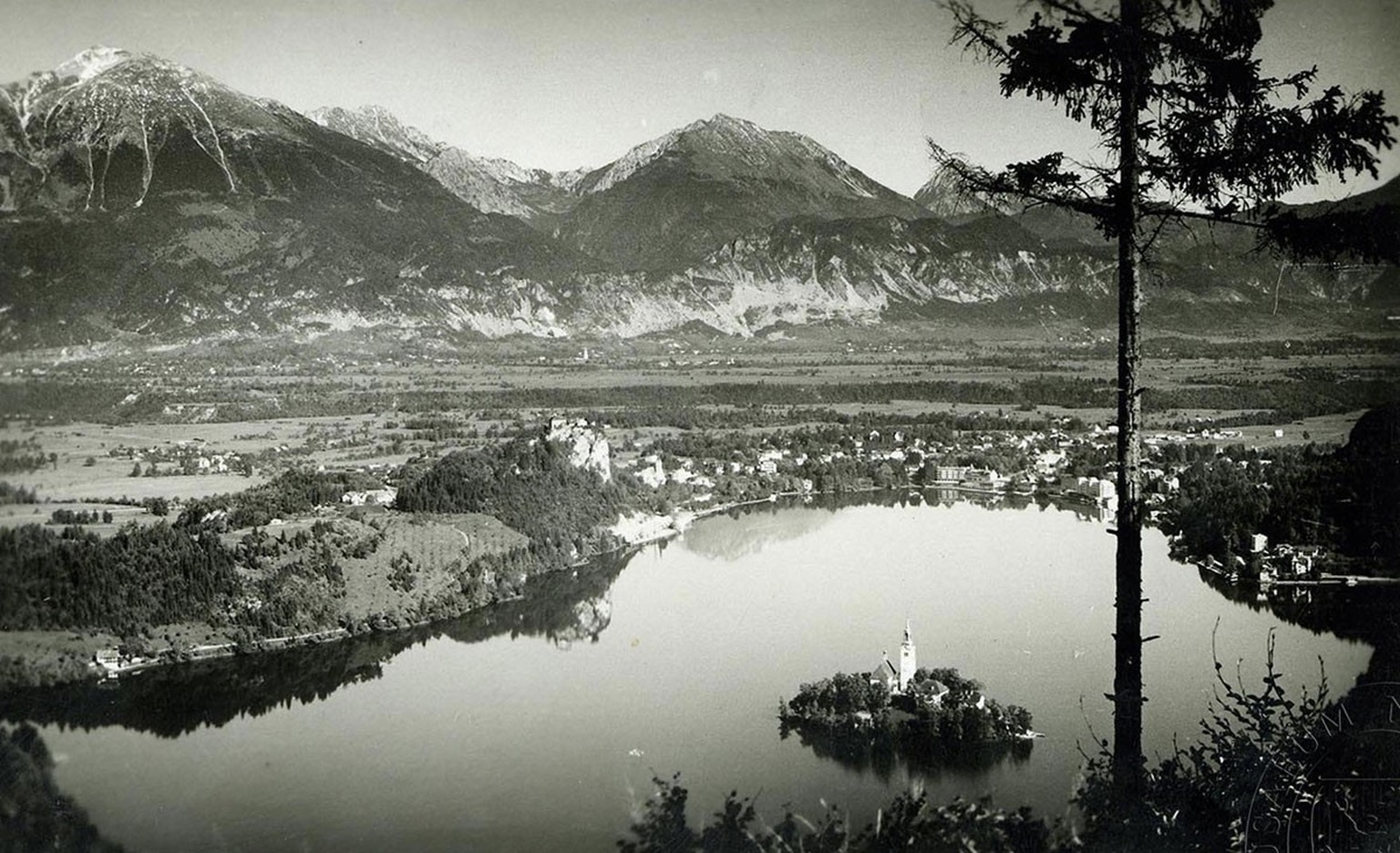 Bled als Motiv einer Postkarte, um 1935.
https://en.esbirky.cz/subject/6342729#googtrans(en)