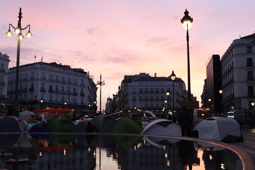 epa13265768 Dozens of tents have been set up in Madrid's Puerta del Sol, Spain, 27 September 2026. Hundreds of people spent the early hours of Sunday camping there to protest the housing crisis,  ...