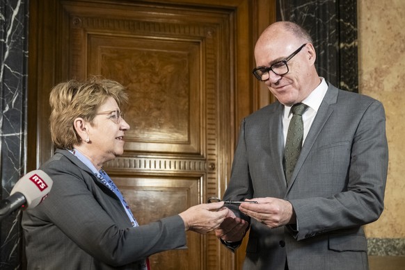 KEYPIX - Bundesraetin Viola Amherd, links, uebergibt ihrem Nachfolger als VBS Departementschef, Bundesrat Martin Pfister, symbolisch den Schluessel zu ihrem Buero im Departement, am Freitag, 28. Maerz ...
