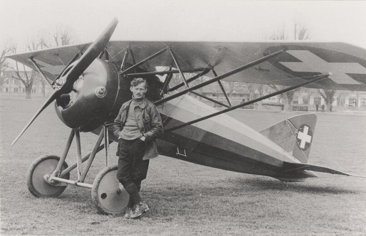 Léon Progin vor einem Morane-Saulnier Eindecker.