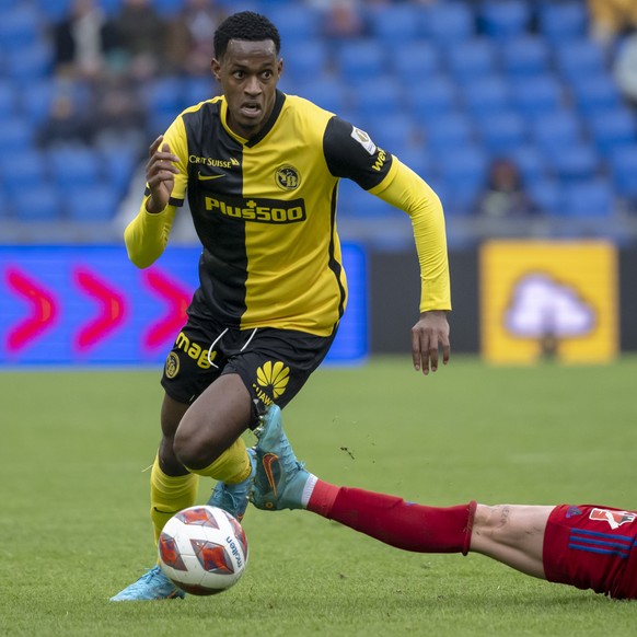 YBs Edimilson Fernandes, links, im Kampf um den Ball gegen Basels Sebastiano Esposito, rechts, im Fussball Meisterschaftsspiel der Super League zwischen dem FC Basel 1893 und dem BSC Young Boys im Sta ...