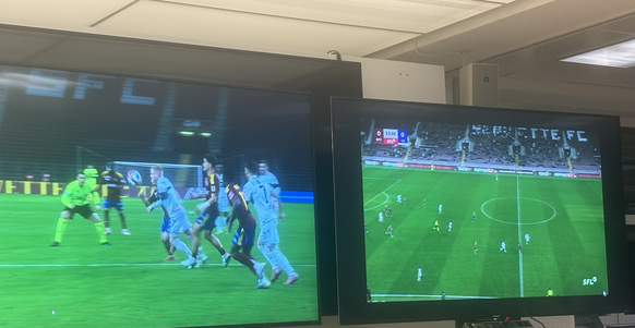 Während das Spiel weiterläuft, wird eine Szene auf der linken Seite bereits geprüft.