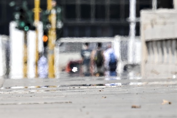 epa13153656 Heat shimmer rises from the scorching sidewalk at Ponte Duca d'Aosta during a sunny hot day in Rome, Italy, 06 August 2026. According to local forecasts, temperatures in the Italian c ...