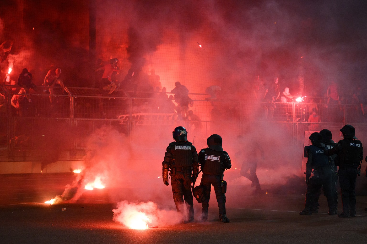 Les supporters ultras valaisans lancent des engins pyrothechinique dans l&#039;enceinte du stade et sur des policiers vaudois a la fin du match retour du barrage de promotion en Super League et de rel ...