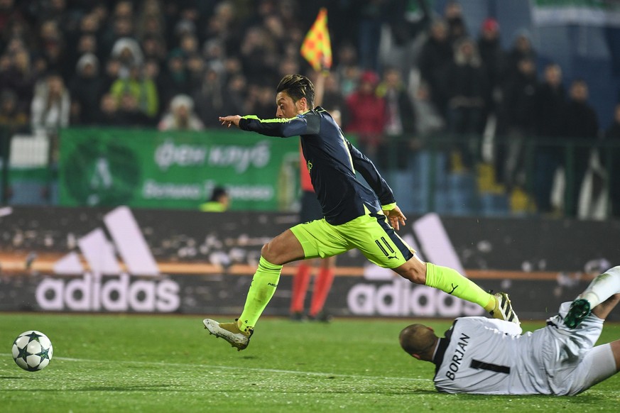 epa05613221 Milan Borjan (R) goalkeeper of PFC Ludogorets Razgrad in action against Mesut Oezil (L) of Arsenal FC during the UEFA Champions League Group A soccer match between PFC Ludogorets Razgrad a ...