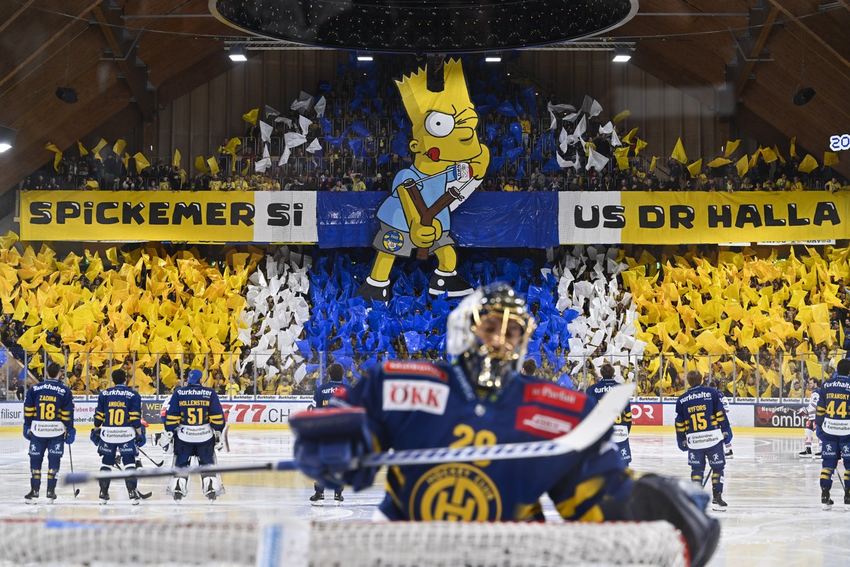 Choreo der Davoser Fans beim vierten Eishockey Playoff Halbfinalspiel der National League zwischen dem HC Davos und den ZSC Lions, am Samstag, 5. April 2025, in der zondacrypto-Arena in Davos. .