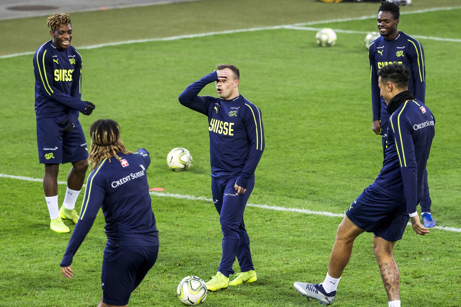 epa07173495 Switzerland&#039;s Xherdan Shaqiri (C) and his teammates attend their training session in Lucerne, Switzerland, 17 November 2018. Switzerland will face Belgium in their UEFA Nations League ...