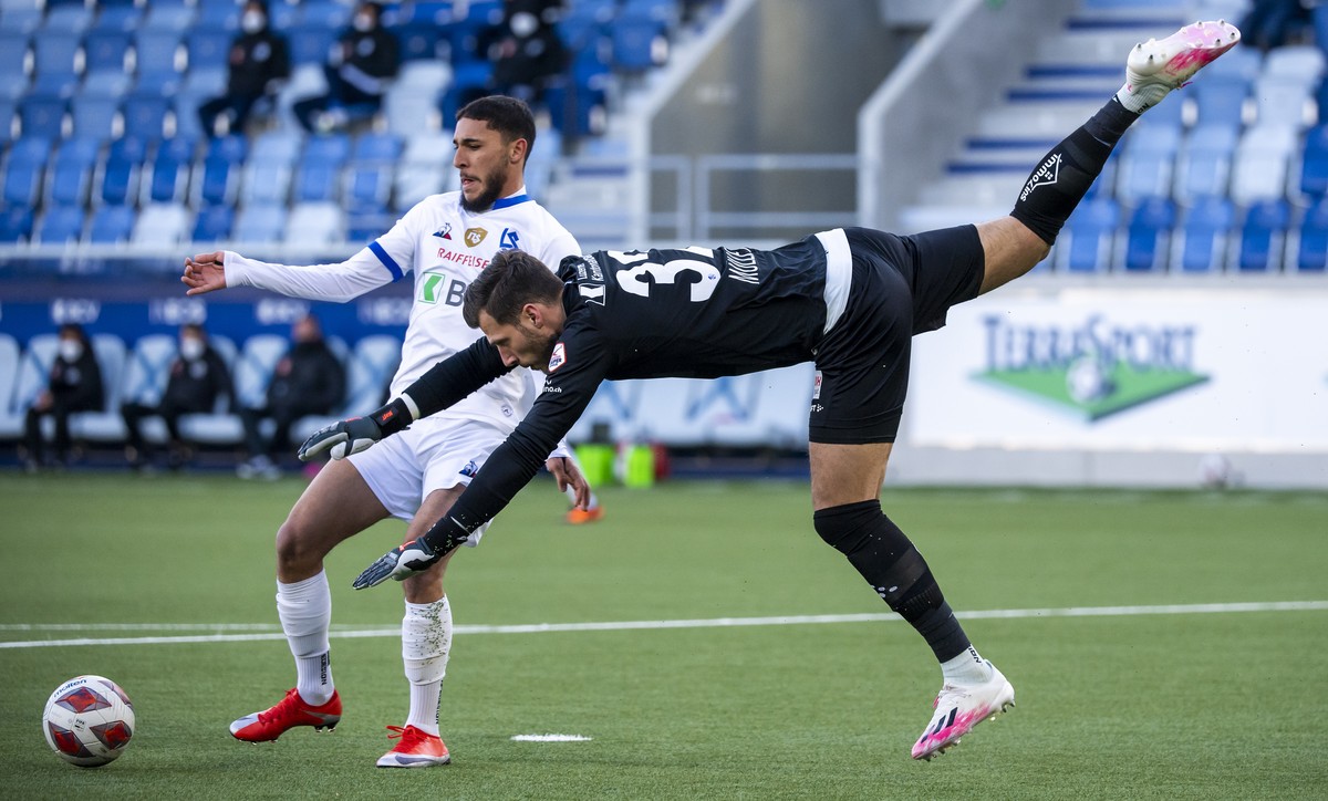L'attaquant lausannois Hicham Mahou, gauche, lutte pour le ballon avec le gardien lucernois Marius Mueller, droite, lors de la rencontre du championnat de football de Super League entre le FC Lau ...