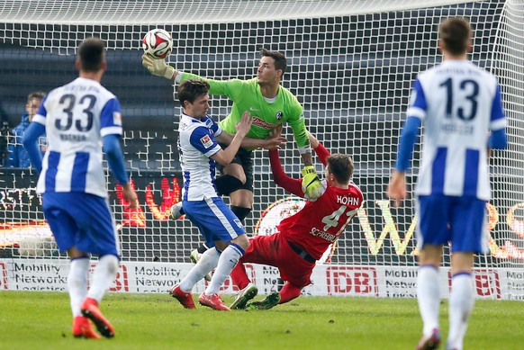 Bürki im Duell gegen den heranbrausenden Valentin Stocker.