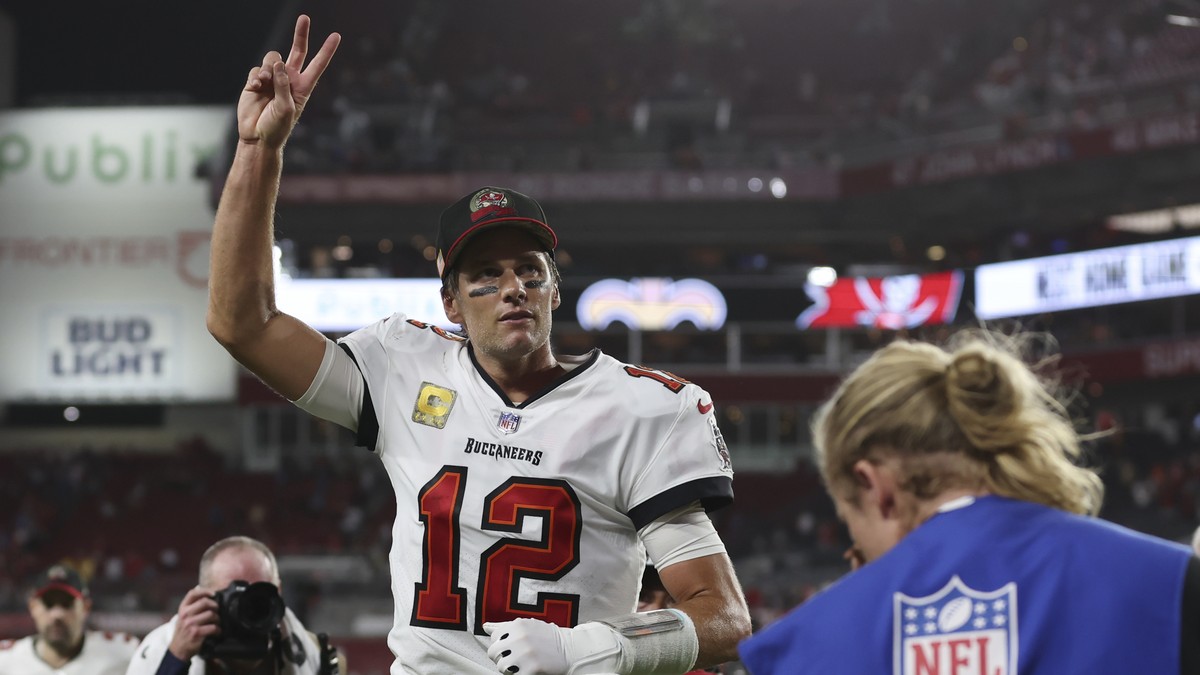 Tampa Bay Buccaneers quarterback Tom Brady (12) waves to spectators after an NFL football game between the Los Angeles Rams and Tampa Bay Buccaneers, Sunday, Nov. 6, 2022, in Tampa, Fla. The Buccaneer ...